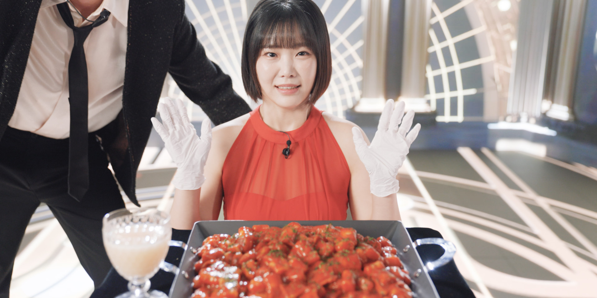 테이블을 사이에 두고 마주한 아꼬운 그녀의 두 주인공